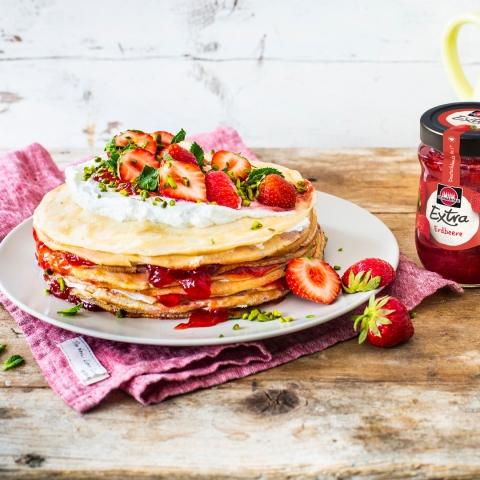 Palacinková torta s jahodami, tvarohom a mätou